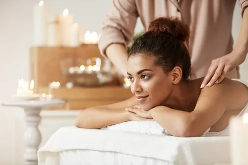 Entspannende Massage bei Kerzenschein