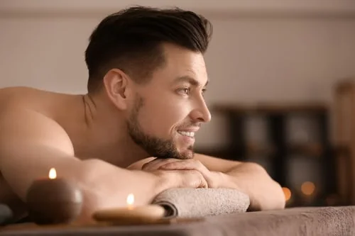 Entspannter Kunde auf der Massageliege